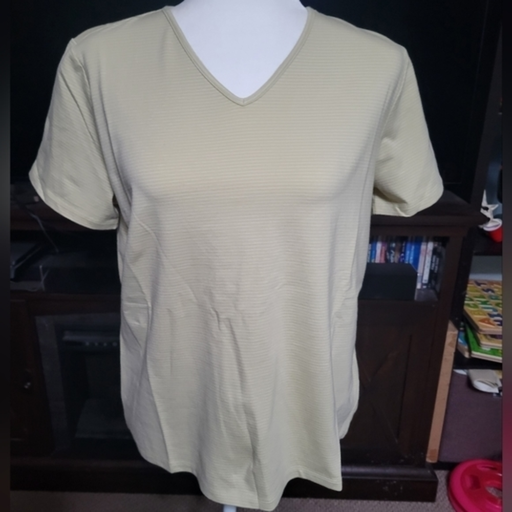 Lands End size M ladies Vneck Tee Tshirt‎